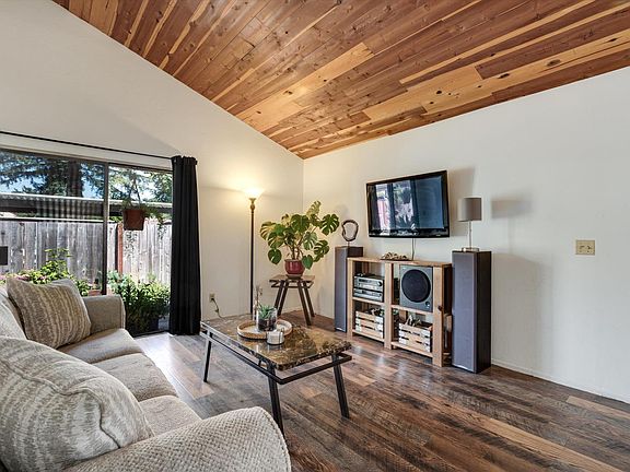 4th image of 6 Redwood Court #6