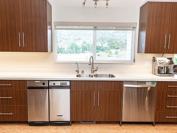 4th image of 939 Eastmont Pl