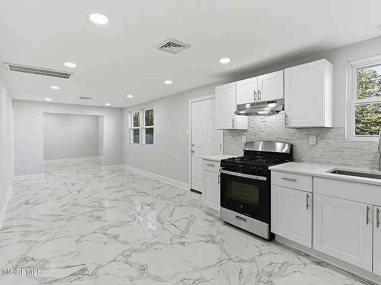 105 Floyd Ln — Photo 6
