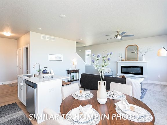 5th image of 215 NE Country Meadow Ln