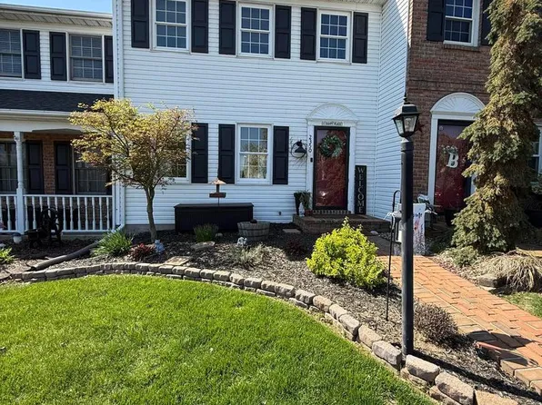 2350 Woodmont Dr, York, PA 17404
