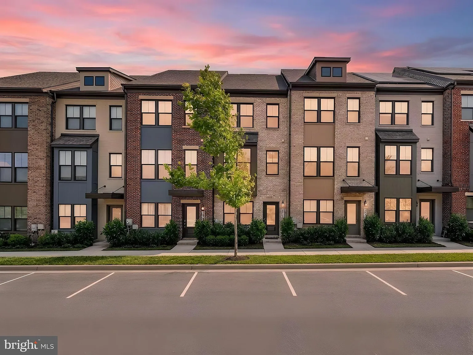 3 bed, 4.0 bath, 1936 sqft, $3,250 — Photo 1