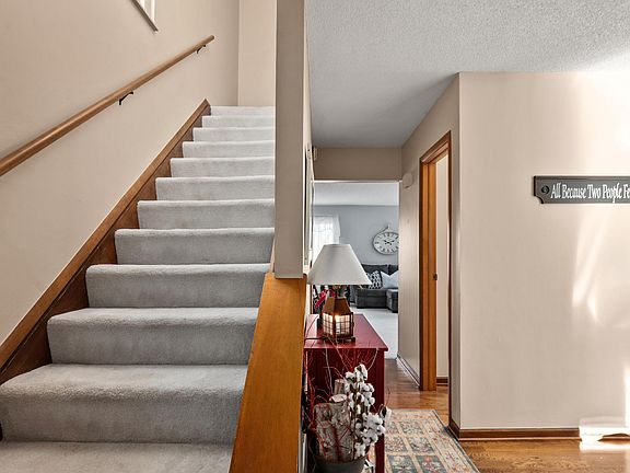 3rd image of 850 Tamara Dr N