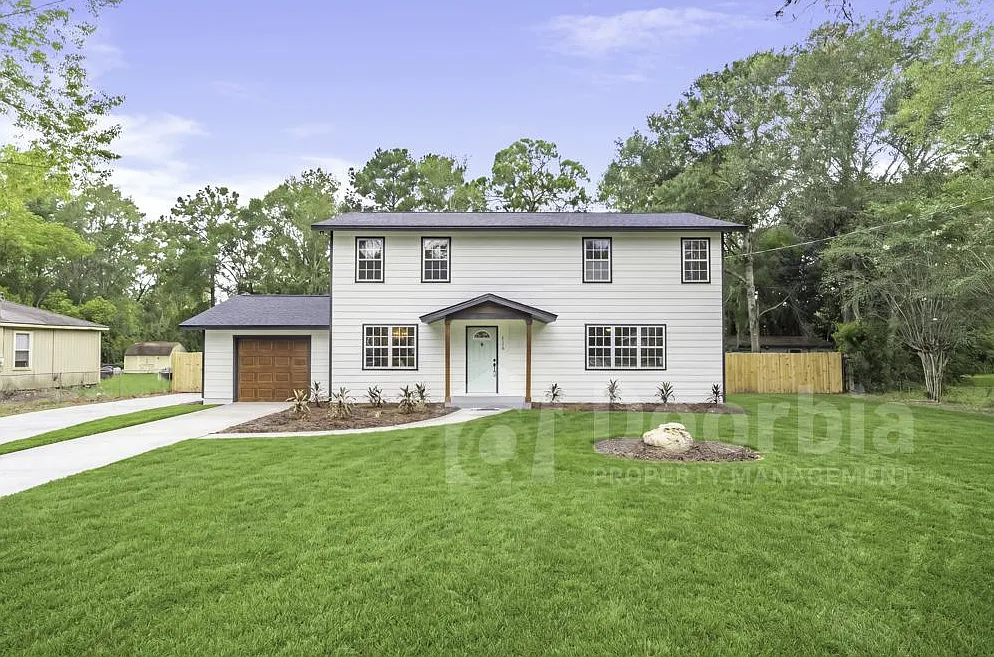 Beautiful 4 Bedroom, 2.5 Bathroom With A Pool — Photo 2