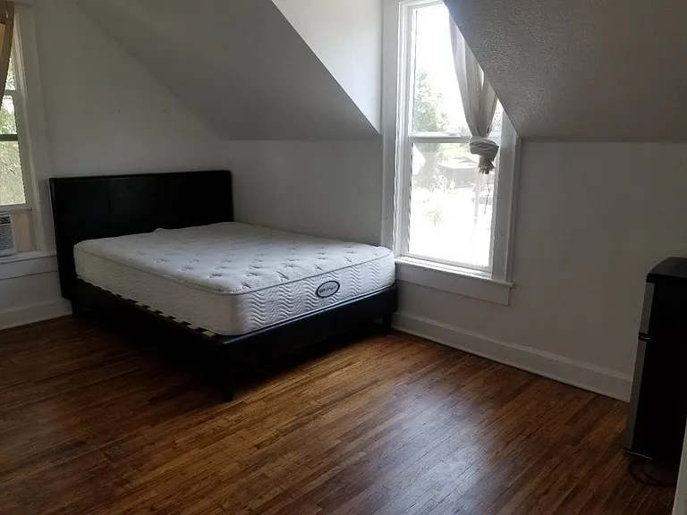 1045 N Mentor Ave — Photo 4