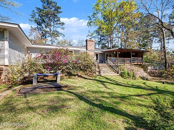 5th image of 3919 Pinewood Dr