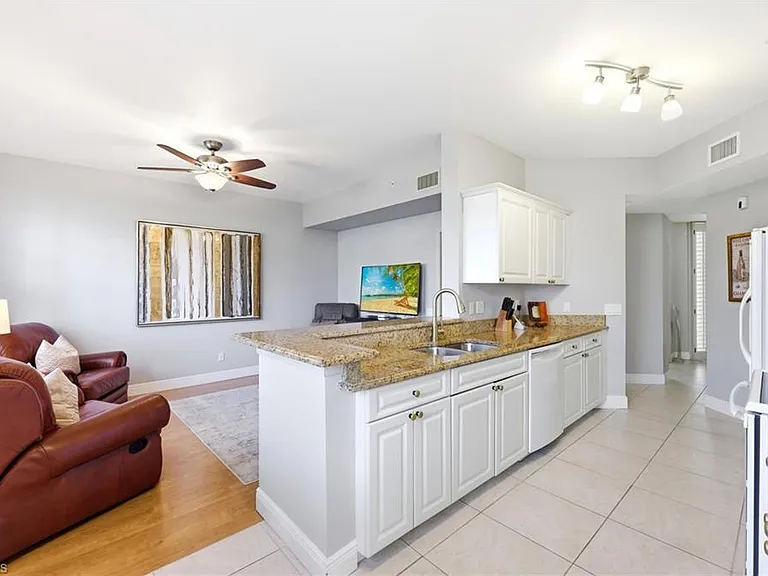 300 L Ambiance Cir #102 — Photo 11