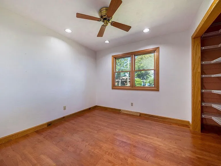 1024 Lakeview Dr — Photo 5
