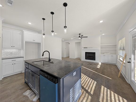 4th image of 12 Ayton Ln