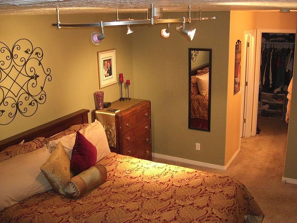 Master Bedroom w/walk-in closet