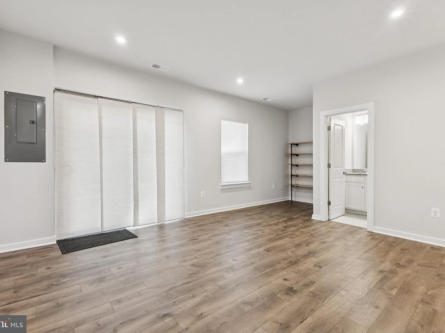 3 bed, 3.5 bath, 2300 sqft, $3,600 — Photo 3