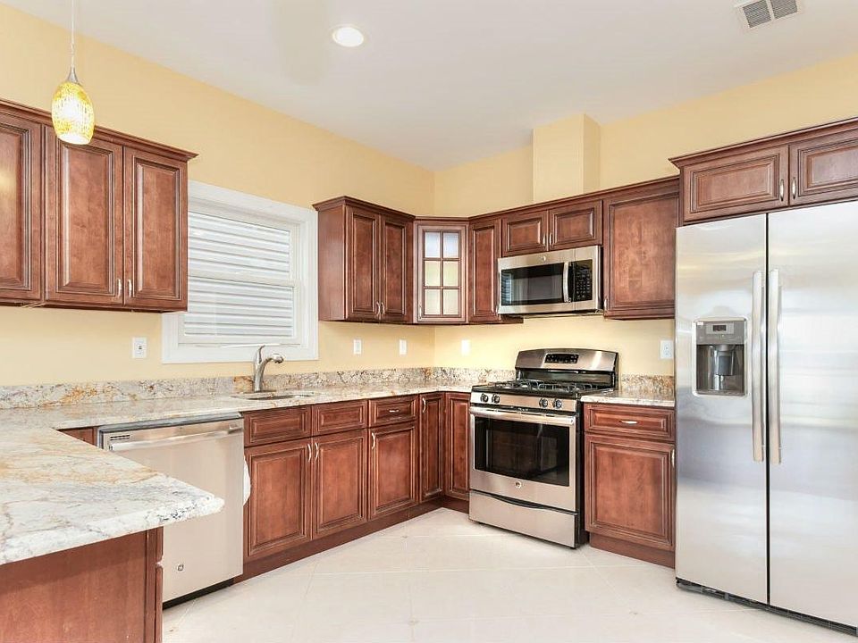Granite Kitchen and Stainless Steel Appliances