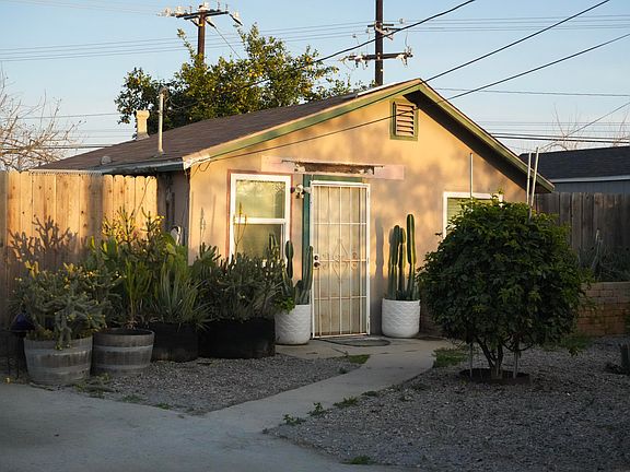 4th image of 1705 E Foster Drive #B