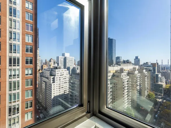 160 East 65th Street 25E image 2 of 19