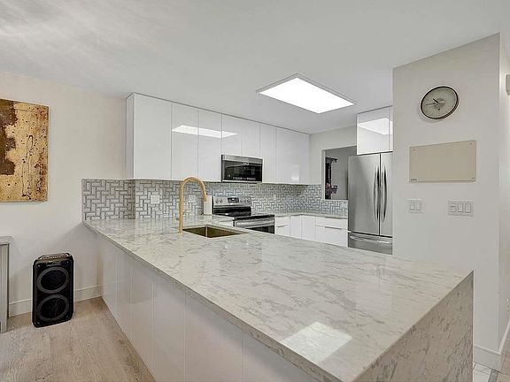 3rd image of 144 Shoreline Cir