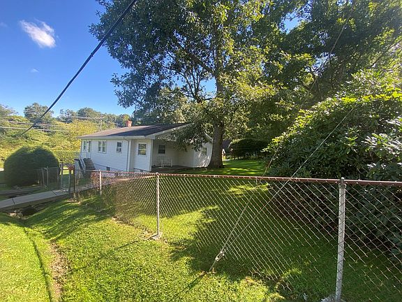 5th image of 207 Hollywood Dr