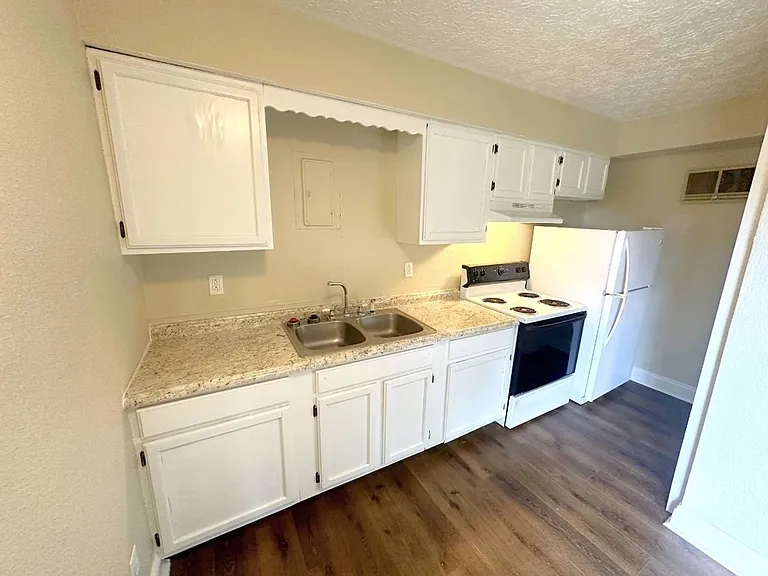 180 Manor Dr — Photo 5