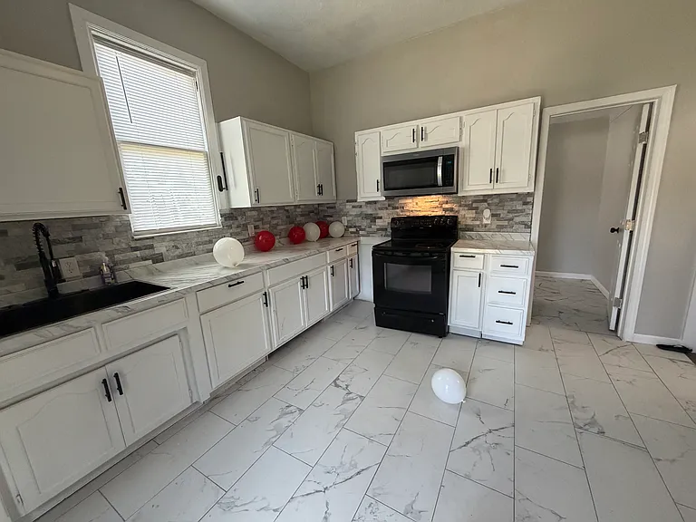 530 N Broadway St — Photo 11