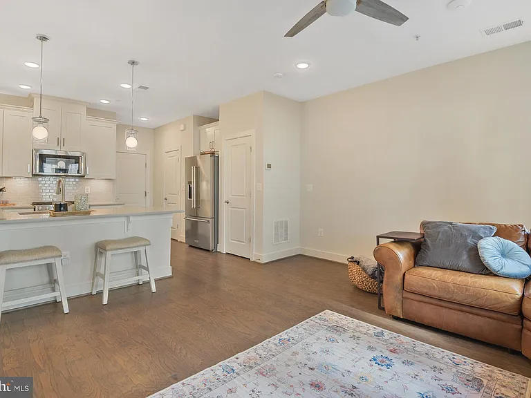813 Rockwell Ave — Photo 4