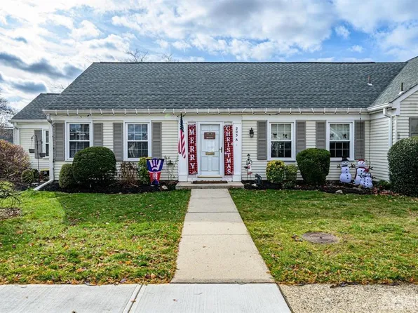 203 Rossmoor Dr #A, Monroe Township, NJ 08831