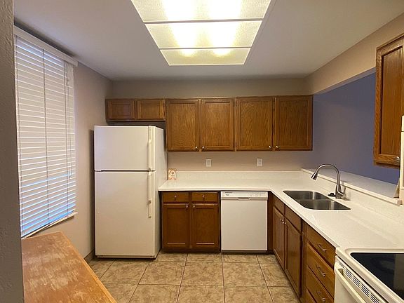 Kitchen - quartz countertops