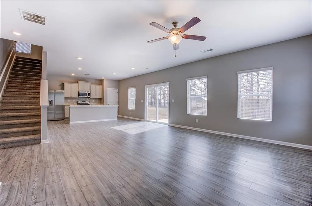4 bed, 2.5 bath, 1986 sqft, $2,200 — Photo 4
