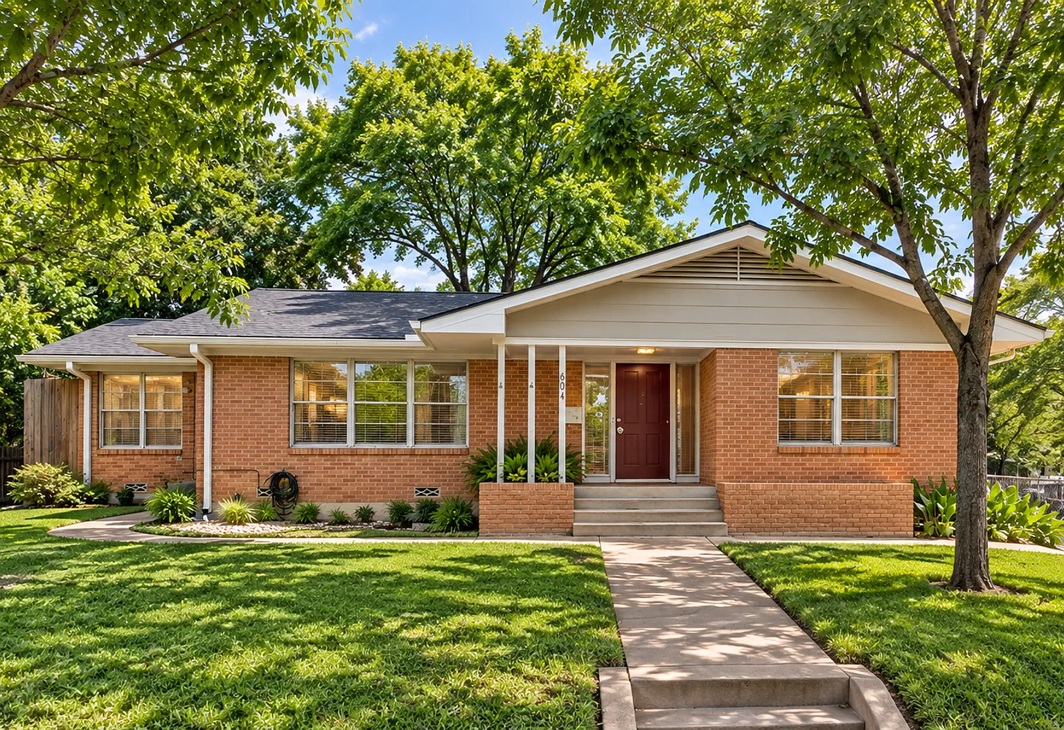 604 Bellevue Pl - large 1 story 6 bed 5 bath house with large back yard walking distance to UT. — Photo 1