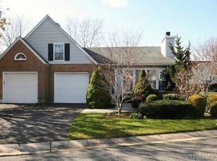 28 Standish Dr, Mount Sinai, NY 11766