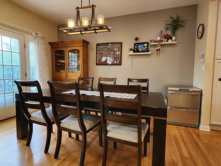 1807 Monroe Ct — Photo 3