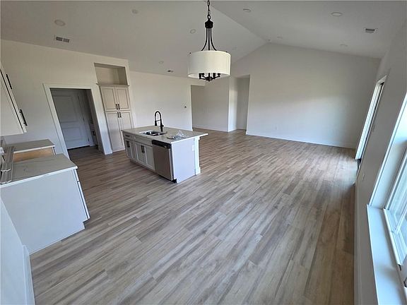5th image of 606 Catalpa St