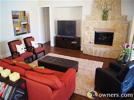 Living room w/gas fireplace