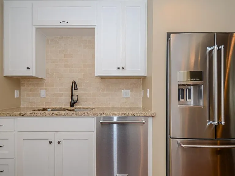 573 N Post Oak Ln — Photo 16