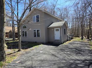 655 Country Place Dr, Tobyhanna, PA 18466