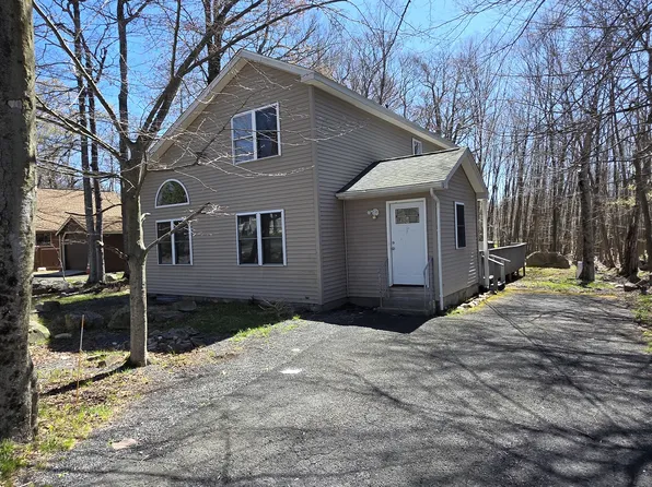 655 Country Place Dr, Tobyhanna, PA 18466