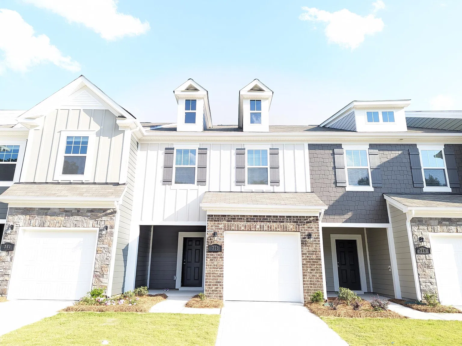 3 bed, 2.5 bath, 1601 sqft, $2,100 — Photo 1