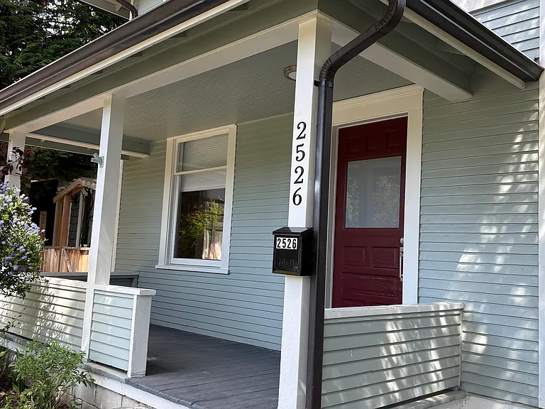 2526 Moore St — Photo 3