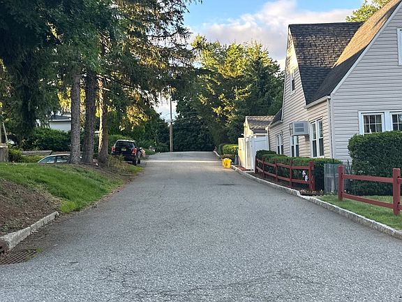 4th image of 30 Bortic Rd