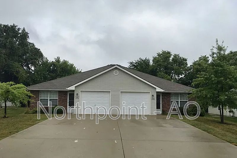 1st image of 506 NW Woodbury Dr