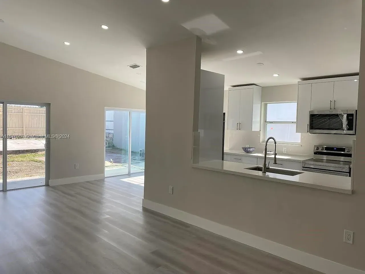 3 bed, 1365 sqft, $3,350 — Photo 4