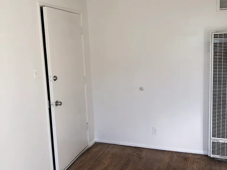 820 W 93rd St #4 — Photo 9
