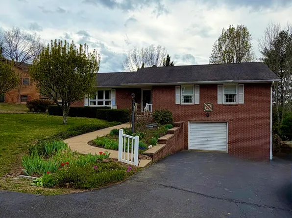 221 Sherry May St, Covington, VA 24426