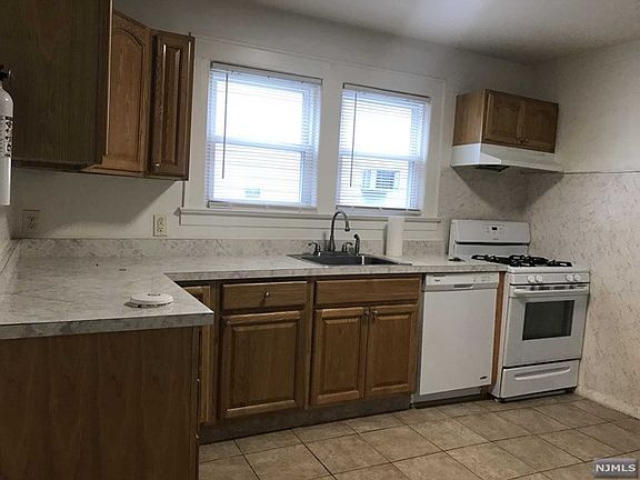 3rd image of 440 Fern Ave #1R