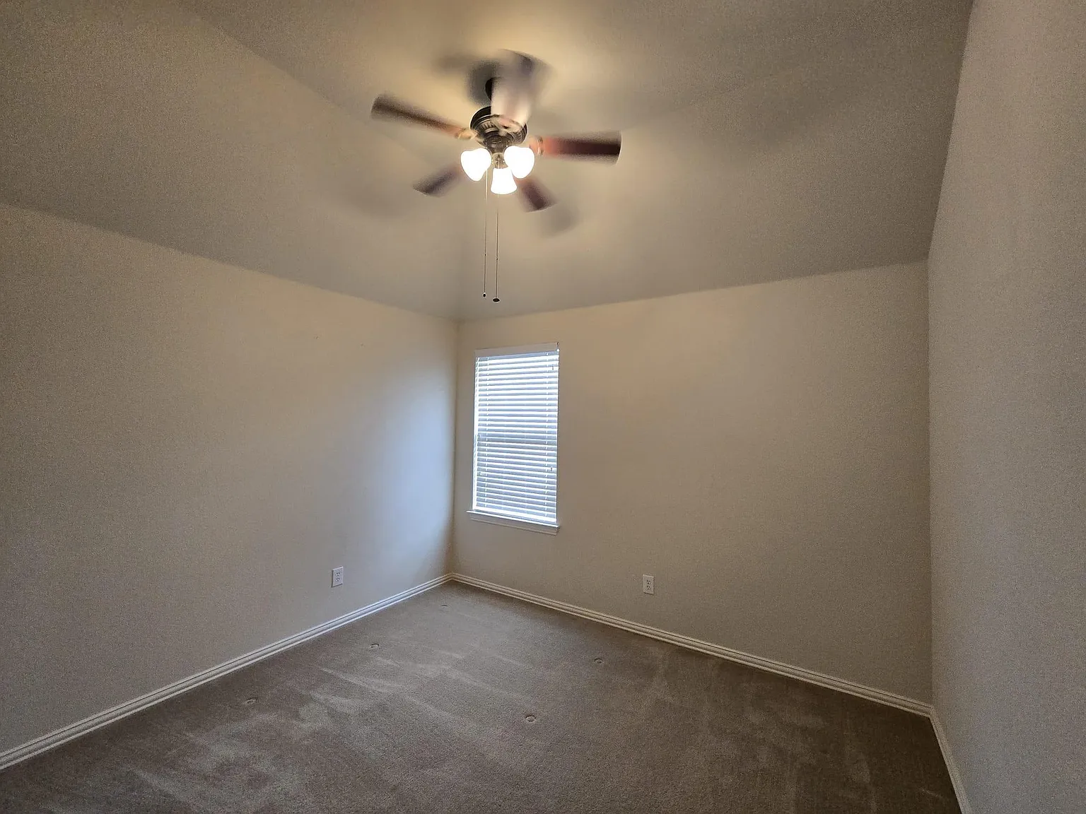 3 bed, 2736 sqft, $2,400 — Photo 2