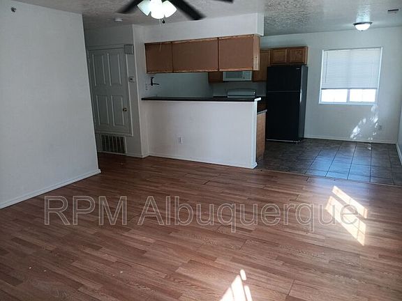 4th image of 528 Alvarado Dr SE APT 2