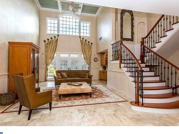 3rd image of 104 Lynn Ln