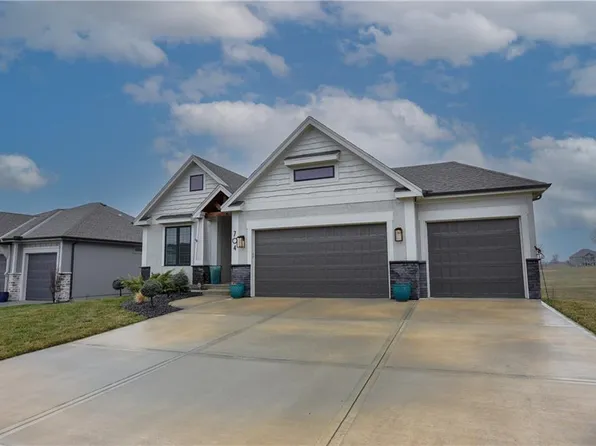 704 Savannah Dr, Greenwood, MO 64081