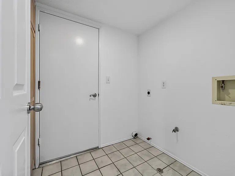 13887 Carriage Rd — Photo 27