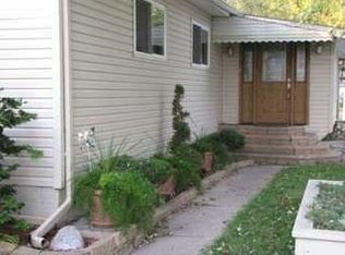 108 Chestnut St, Algonac, MI 48001