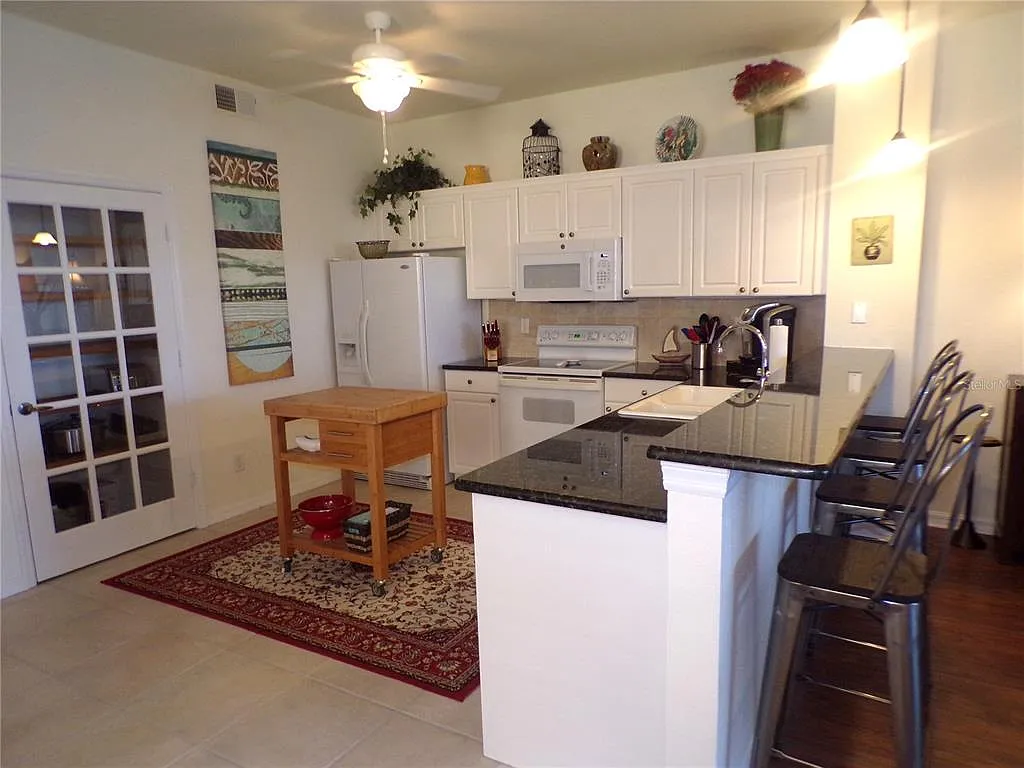 3 bed, 2.0 bath, 1517 sqft, $3,000 — Photo 3
