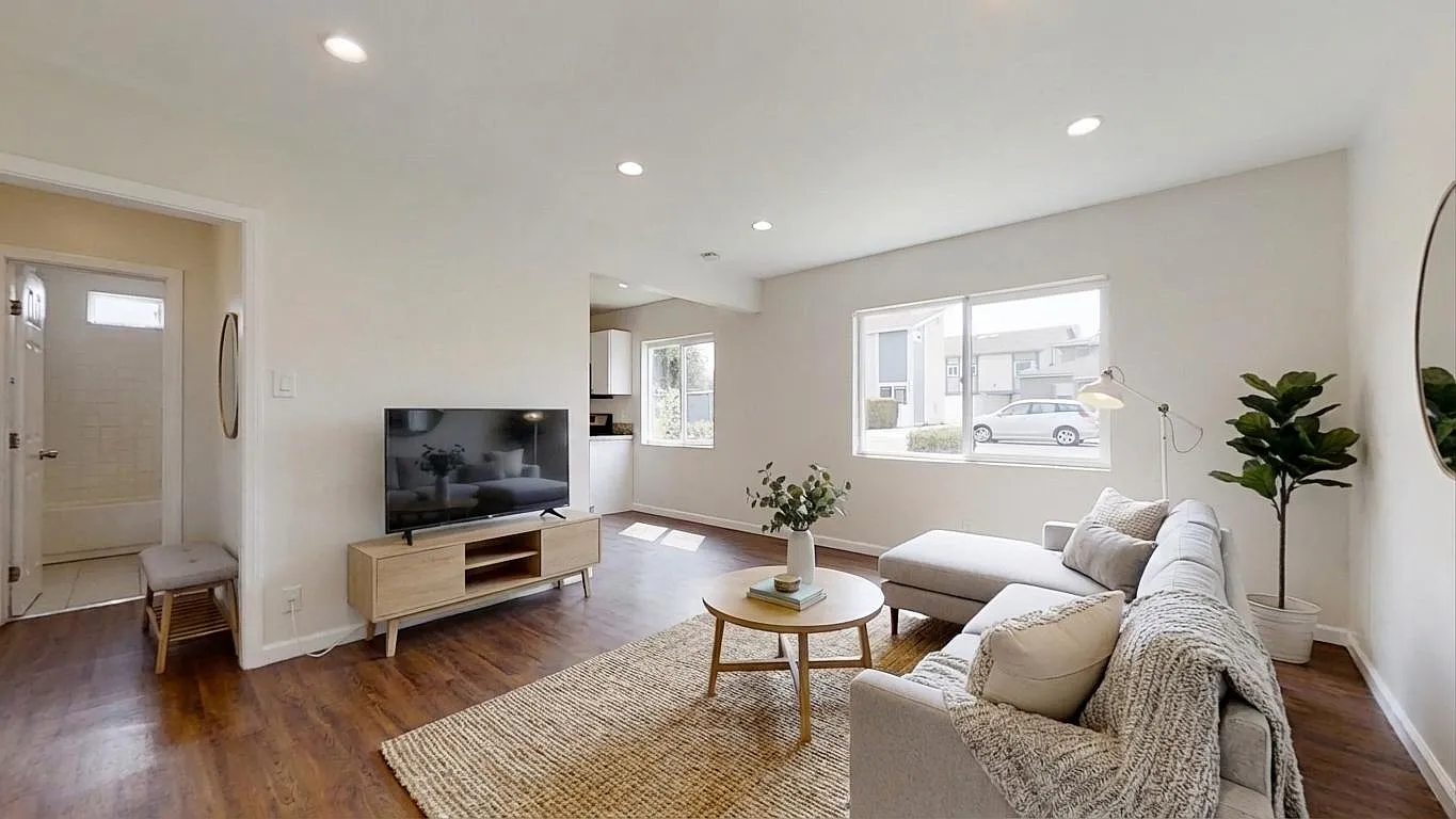 2 bed, 650 sqft, $2,499 — Photo 1
